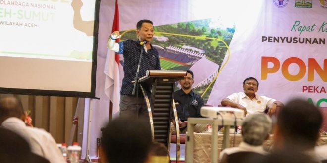 Pj Gubernur Aceh, Achmad Marzuki, memberi sambutan pada Rapat Koordinasi dan Bimbingan terkait Penyusunan Rencana Induk (Masterplan) Penyelenggaraan PON XXI 2024, di Banda Aceh, Sabtu (21/10/2023). (Foto: Alibi/Dok. Humas Aceh)