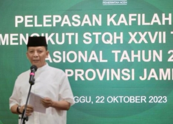 Penjabat Gubernur Aceh Achmad Marzuki, memberikan sambutan saat melepas Kafilah Aceh untuk mengikuti Seleksi Tilawatil Qur'an dan Hadist (STQH) XXVII tingkat nasional tahun 2023 di Provinsi Jambi, di Banda Aceh, Minggu (22/10/ 2023). (Foto: Alibi/Dok. Humas Aceh)