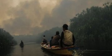 Arsip foto - Asap membumbung tinggi dari hutan yang terbakar di Laboratorium Alam Hutan Gambut Cimtrop, Kelurahan Kereng Bangkirai, Palangka Raya, Kalimantan Tengah, Minggu (8/10/2023). (Foto: Antara/Auliya Rahman/tom)