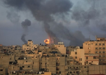 Arsip - Dalam foto yang diambil pada 11 Mei 2021 ini, terlihat asap hitam mengepul ke langit akibat ledakan yang disebabkan serentetan serangan Israel di Kota Younis di Jalur Gaza bagian selatan. (Foto: Antara/Yasser Qudih/Xinhua/tm)