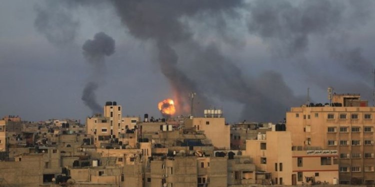 Arsip - Dalam foto yang diambil pada 11 Mei 2021 ini, terlihat asap hitam mengepul ke langit akibat ledakan yang disebabkan serentetan serangan Israel di Kota Younis di Jalur Gaza bagian selatan. (Foto: Antara/Yasser Qudih/Xinhua/tm)