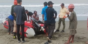 Tim gabungan melakukan pencarian terhadap Edi Kamal yang tenggelam di Muara Kuala Tuha, Nagan Raya. (Foto: BPBD Nagan Raya)