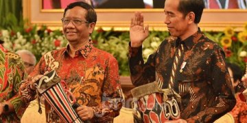 Jokowi dan Mahfud MD. (Foto: JPNN/M Fathra)