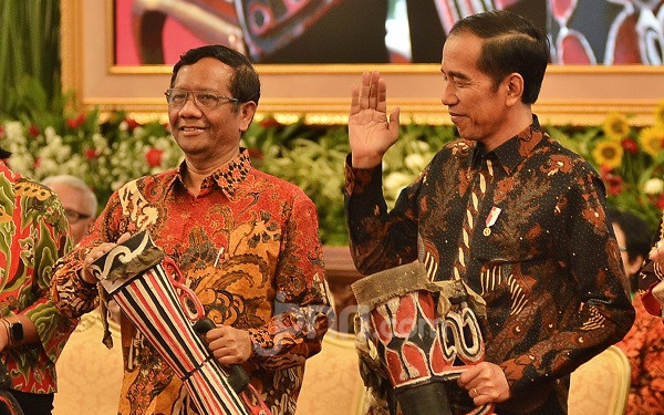 Jokowi dan Mahfud MD. (Foto: JPNN/M Fathra)
