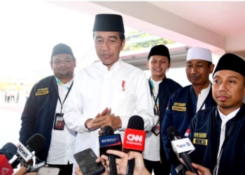Presiden Joko Widodo menyampaikan keterangannya kepada awak media di Istora Senayan, Jakarta, pada Sabtu (7/10/2023). (Foto: BPMI Setpres/Rusman)