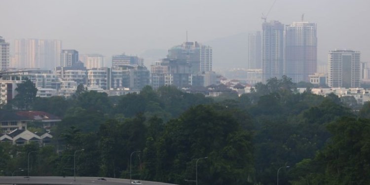 Arsip - Kabut asap tipis terlihat di Kuala Lumpur, Malaysia, pada 1 Oktober 2023. (Foto: Dok. Antara/Virna P Setyorini)