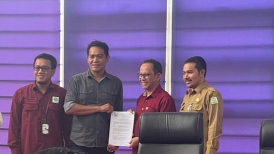 Penandatanganan kontrak kerja pembangunan fasilitas PPS Kutaraja Lampulo, Banda Aceh. (Foto: Distori/Dok. Humas Aceh)