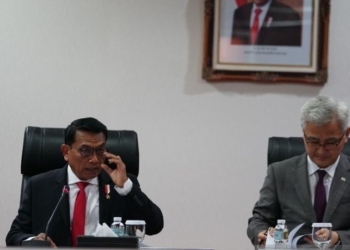 Kepala Staf Kepresidenan Moeldoko (kiri) saat melakukan pertemuan dengan Menteri DAPA Korea Selatan Eom Dinghwan di Gedung Bina Graha, Jakarta, Kamis (5/10/2023). (Foto: Antara/HO-Kantor Staf Presiden)