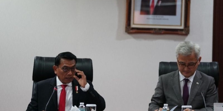 Kepala Staf Kepresidenan Moeldoko (kiri) saat melakukan pertemuan dengan Menteri DAPA Korea Selatan Eom Dinghwan di Gedung Bina Graha, Jakarta, Kamis (5/10/2023). (Foto: Antara/HO-Kantor Staf Presiden)