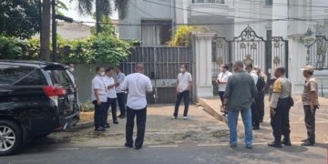 Rumah Ketua KPK Firli Bahuri di Jalan Kertanegara, Jakarta Selatan, digeledah polisi, Kamis (26/10/2023). (Foto: Dok. CNN Indonesia/ Taufiq Hidayatullah)
