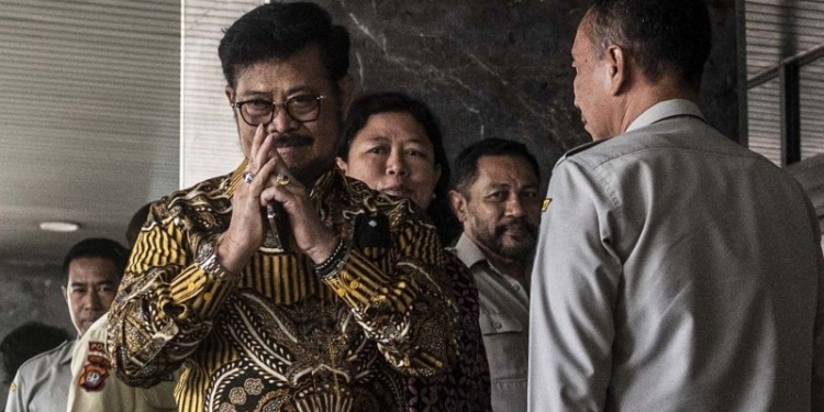 Menteri Pertanian Syahrul Yasin Limpo menyapa wartawan saat tiba di Kantor Kementerian Pertanian, Jakarta, Kamis (5/10/2023). (Foto: Dok. Antara/Aprillio Akbar/aww)