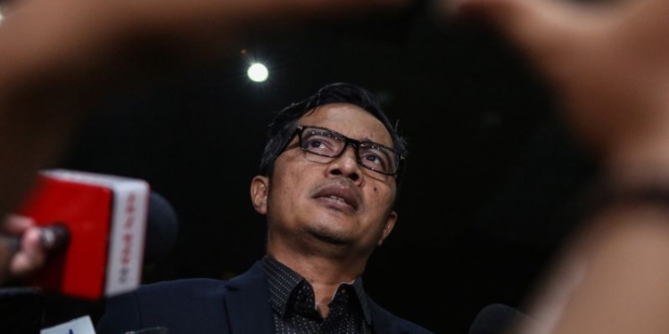 Kuasa hukum mantan Menteri Pertanian Syahrul Yasin Limpo (SYL), Febri Diansyah, menjawab pertanyaan wartawan setibanya di Gedung KPK, Jakarta, Kamis (12/10/2023) malam. (Foto: Antara/Asprilla Dwi Adha/Spt)