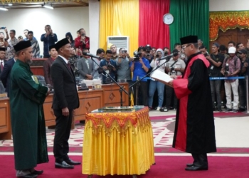 Hakim Tinggi PT Banda Aceh Syamsul Qamar melantik Zulfadhli sebagai ketua DPRA sisa masa jabatan 2019-2022. (Foto: Alibi/Dok. DPRA)