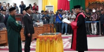 Hakim Tinggi PT Banda Aceh Syamsul Qamar melantik Zulfadhli sebagai ketua DPRA sisa masa jabatan 2019-2022. (Foto: Alibi/Dok. DPRA)