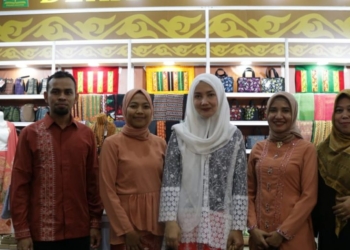 Ketua Dekranasda Aceh, Ny Ayu Marzuki saat menyambangi stand Dekranasda Aceh, pada pameran produk kerajinan Inacraft on October 2023 di JCC, Jakarta, Rabu (4/10/2023). (Foto: Alibi/Dok. Humas Aceh)