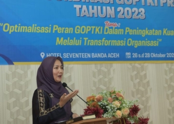 Bunda PAUD Aceh, Ny. Ayu Marzuki, saat membuka Rapat Koordinasi Gabungan Organisasi Penyelenggara Taman Kanak-kanak Indonesia (GOPTKI) Provinsi Aceh Tahun 2023 di Hotel Seventeen, Banda Aceh, Kamis (26/10/2023) malam. (Foto: Alibi/Dok. Humas Aceh)