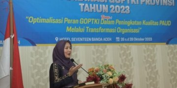 Bunda PAUD Aceh, Ny. Ayu Marzuki, saat membuka Rapat Koordinasi Gabungan Organisasi Penyelenggara Taman Kanak-kanak Indonesia (GOPTKI) Provinsi Aceh Tahun 2023 di Hotel Seventeen, Banda Aceh, Kamis (26/10/2023) malam. (Foto: Alibi/Dok. Humas Aceh)