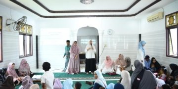 Pj Ketua TP-PKK Aceh, Ayu Marzuki, saat memberikan sosialisasi penyuluhan ASI dan Nutrisi Sehat untuk balita dalam rangkaian kegiatan aksi peduli bakti sosial kesehatan dan kesiapsiagaan bencana di Gampong Lamtutui, Kecamatan Peukan Bada, Aceh Besar, Minggu (22/10/2023). (Foto: Alibi/Dok. Humas Aceh)