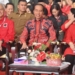 Ketua Umum PDI Perjuangan Megawati Soekarnoputri (kanan) bersama Presiden Joko Widodo (tengah) dan bacapres Ganjar Pranowo (kiri) mengikuti pembukaan Rapat Kerja Nasional (Rakernas) IV PDI Perjuangan di JIExpo Kemayoran, Jakarta, Jumat (29/9/2023). (Foto: Dok. Antara/Akbar Nugroho Gumay/Spt/aa)