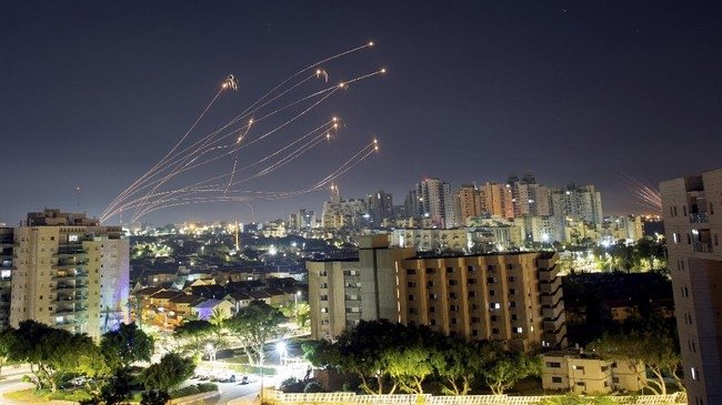 Ilustrasi roket-roket yang ditembakkan pejuang Hamas ke Israel. (Foto: Dok. Reuters/Amir Cohen)