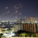 Ilustrasi roket-roket yang ditembakkan pejuang Hamas ke Israel. (Foto: Dok. Reuters/Amir Cohen)