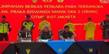 Kepala Oditurat Militer (Odmil) II-07 Jakarta Kolonel Kum Riswandono Hariyadi (tengah) saat jumpa pers penyerahan berkas perkara tiga oknum TNI yang diduga melakukan pembunuhan Imam Masykur, di Kantor Oditurat Militer II-07 Jakarta, Penggilingan, Cakung, Jakarta Timur, Jumat (6/10/2023). (Foto: Antara/Syaiful Hakim)
