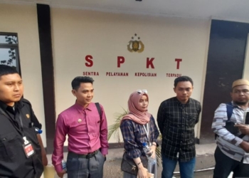 Keluarga Mahasiswa IAIN Gorontalo yang meninggal saat pengaderan, didampingi sejumlah kuasa hukum usai menyampaikan aduan ke SPKT Polda Gorontalo. (Foto: Antara/Zulkifli Polimengo)