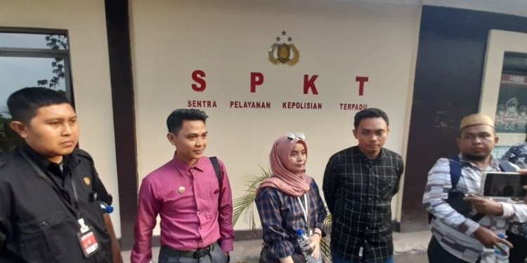 Keluarga Mahasiswa IAIN Gorontalo yang meninggal saat pengaderan, didampingi sejumlah kuasa hukum usai menyampaikan aduan ke SPKT Polda Gorontalo. (Foto: Antara/Zulkifli Polimengo)