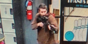Seorang pria yang diidentifikasi sebagai tersangka oleh polisi menunjukkan apa yang tampak seperti senapan semi-otomatis, di Lewiston, Maine, AS, Rabu (25/10/2023). (Foto: Dok. Androscoggin County Sheriff's Office/Handout via Reuters)