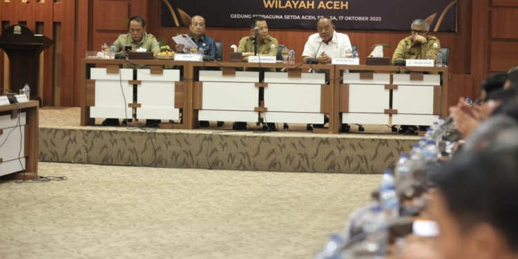 Ketua Umum KONI Pusat Marciano Norman (dua dari kanan), didampingi Penjabat Gubernur Aceh Ahcmad Marzuki saat memimpin Rapat Persiapan Penyelenggaraan PON XXI Tahun 2024 Wilayah Aceh, di Banda Aceh, Selasa (17/10/2023). (Foto: Alibi/Dok. Humas Aceh)