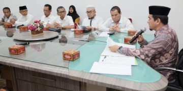 Kepala Biro Keistimewaan Aceh dan Kesejahteraan Rakyat Setda Aceh, Yusrizal, saat memimpin Rapat Persiapan Acara Munas Pramuka antara Pemerintah Aceh dengan pengurus Kwartir Daerah (Kwarda) Aceh, di Kantor Gubernur Aceh, Banda Aceh, Kamis (26/10/2023). (Foto: Alibi/Dok. Humas Aceh)