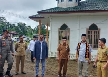 Asisten Pemerintahan Keistimewaan Aceh dan Kesejahteraan Rakyat Sekda Aceh, Azwardi, bersama Kepala Dinas Syariat Islam Aceh Zahrol Fajri, saat meninjau lokasi pelaksanaan MTQ Provinsi ke-36 di Simeulue, Selasa (24/10/2023). (Foto: Alibi/Dok. Humas Aceh)