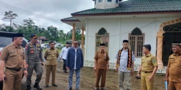 Asisten Pemerintahan Keistimewaan Aceh dan Kesejahteraan Rakyat Sekda Aceh, Azwardi, bersama Kepala Dinas Syariat Islam Aceh Zahrol Fajri, saat meninjau lokasi pelaksanaan MTQ Provinsi ke-36 di Simeulue, Selasa (24/10/2023). (Foto: Alibi/Dok. Humas Aceh)