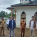 Asisten Pemerintahan Keistimewaan Aceh dan Kesejahteraan Rakyat Sekda Aceh, Azwardi, bersama Kepala Dinas Syariat Islam Aceh Zahrol Fajri, saat meninjau lokasi pelaksanaan MTQ Provinsi ke-36 di Simeulue, Selasa (24/10/2023). (Foto: Alibi/Dok. Humas Aceh)