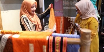 Pj Ketua Dekranasda Aceh, Ayu Marzuki didampingi Wakil Ketua Harian Dekranasda Aceh Mellani Bustami, melihat tenun songket Aceh usai membuka acara program PKW 2023 keterampilan tenun songket Aceh di Aula Dekranasda Aceh, Banda Aceh, Selasa (24/10/2023). (Foto: Alibi/Dok. Humas Aceh)
