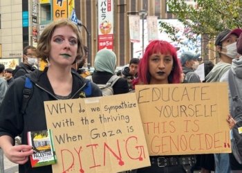 Warga Amerika Serikat, Samantha dan Rumi, ikut serta dalam aksi bela Palestina di Tokyo, Minggu (15/10). (Foto: Dok. Antara/Juwita Trisna Rahayu)