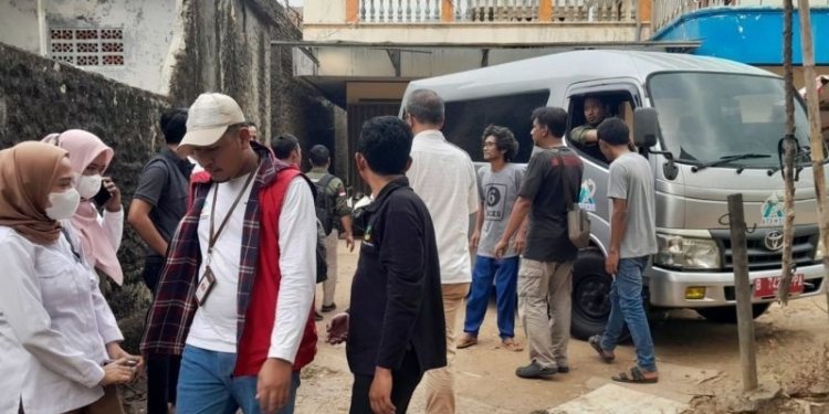 Proses evakuasi 29 korban TPPO dari salah satu rumah yang dijadikan tempat penampungan sementara di Kecamatan Palabuhanratu, Kabupaten Sukabumi, Jabar menuju Gedung Palamarta Kementerian Sosial RI di Kecamatan Cibadak, Kabupaten Sukabumi. (Foto; Antara/Aditya Rohman)