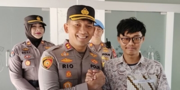 Kapolres Bogor AKBP Rio Wahyu Anggoro memberikan penghargaan kepada Alif Gempar Pranada (32) di Mako Polres Bogor, Cibinong, Kabupaten Bogor, Jawa Barat, Senin (2/10/2023). (Foto: Antara/M Fikri Setiawan)