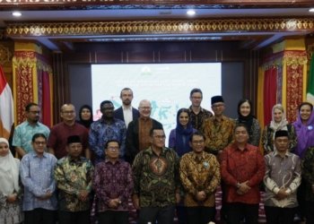 Asisten Administrasi Umum Sekda Aceh, Iskandar, didampingi Kepala SKPA/Biro terkait foto bersama dengan Kepala Perwakilan Unicef Indonesia Maniza Zaman dan Duta Besar Belgia Frank Leon Felix, di Pendopo Gubernur Aceh, Banda Aceh, Rabu (11/10/2023) malam. (Foto: Alibi/Dok. Humas Aceh)