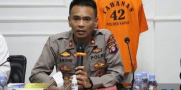 Wakapolres Kapuas Kompol Asdini Pratama Putra saat memberikan keterangan terkait kasus penangkapan kasus pembakaran rumah kosong di Kapuas, kemarin. (Foto: Antara/Humas Polres Kapuas)