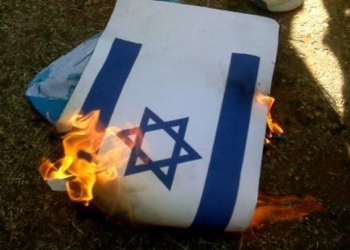 Bendera Israel dibakar. (Foto: AFP/Mahmoud Zayyat)