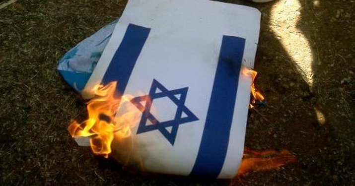 Bendera Israel dibakar. (Foto: AFP/Mahmoud Zayyat)