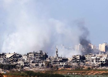 Asap mengepul menyusul serangan di bagian utara Jalur Gaza, terlihat dari Sderot, Israel, 10 November 2023. - (EPA-EFE/NEIL HALL)