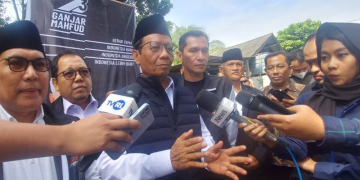 Calon wakil presiden nomor urut 3 Mahfud Md memberikan keterangan kepada media usai kampanye pertamanya di Desa Jaboi Sabang, Aceh, Selasa (28/11/2023). (Foto: Antara/Aditya Ramadhan)
