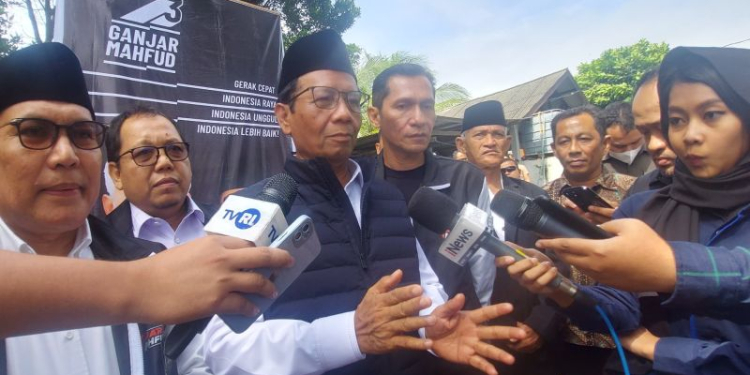 Calon wakil presiden nomor urut 3 Mahfud Md memberikan keterangan kepada media usai kampanye pertamanya di Desa Jaboi Sabang, Aceh, Selasa (28/11/2023). (Foto: Antara/Aditya Ramadhan)