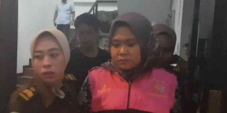 Tersangka RS keluar dari ruang pemeriksaan Kejaksaan Negeri Kabupaten Bekasi untuk dibawa menuju Lapas Cikarang pada Selasa (31/10/2023) malam. (Foto: Antara/Pradita Kurniawan Syah)