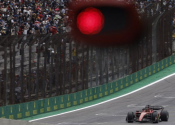 Pebalap Ferrari Charles Leclerc menjalani sesi latihan laga balap F1 GP Sau Paulo di sirkuit Jose Carlos Pace, Brazil, Jumat (3/11/2023). (Foto: Antara/ REUTERS/Amanda Perobelli)