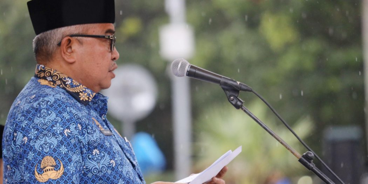 Sekda Aceh, Bustami membacakan amanat saat memimpin Upacara Peringatan HUT KORPRI ke - 52 di Halaman Kantor Gubernur Aceh, Banda Aceh, Rabu (29/11/2023). (Foto: Adpim Pemprov Aceh)