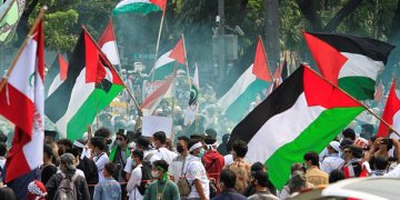Ilustrasi - sejumlah warga Muslim berunjuk rasa mendukung Palestina dan mengecam Israel di depan gedung Kedutaan Besar Amerika di Jakarta, 21 Mei 2021. (Foto: Reuters)