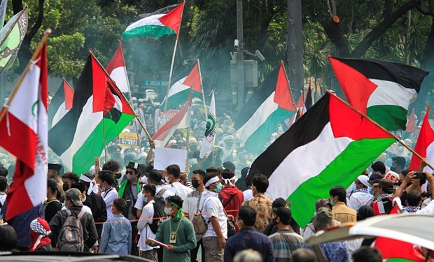 Ilustrasi - sejumlah warga Muslim berunjuk rasa mendukung Palestina dan mengecam Israel di depan gedung Kedutaan Besar Amerika di Jakarta, 21 Mei 2021. (Foto: Reuters)
